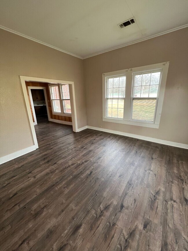 Foto del edificio - 505 Elm St. - 4 Bed, 2 Bath House!