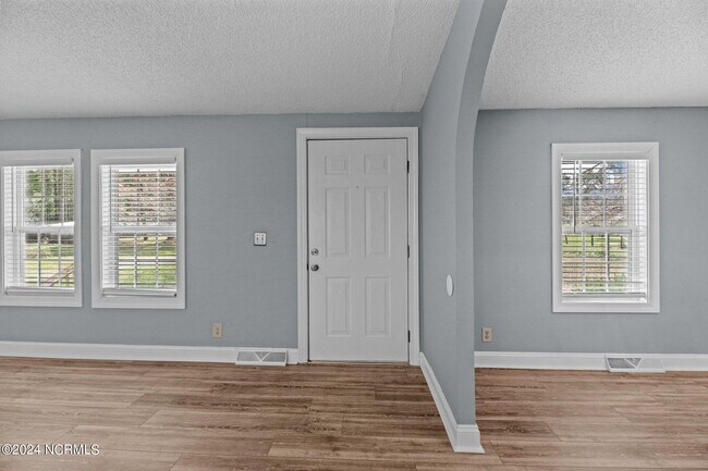 Building Photo - 216 E Camp Kiro Rd