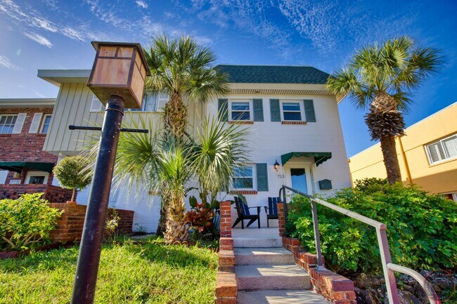 Foto del edificio - Seasonal Short-Term Venice Island Townhouse Steps from Venice Beach!