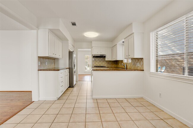 Foto del edificio - 14506 Carolcrest Dr