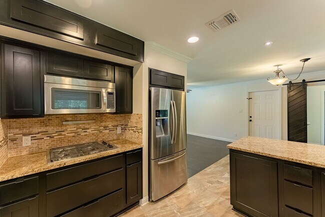 Building Photo - Discover the Perfect Harmony of City Livin...