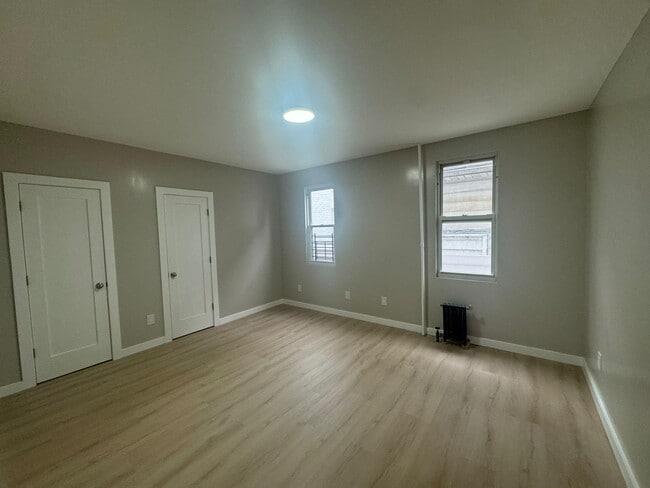 Building Photo - 27-20 Humphreys St