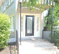 Building Photo - 4414 Woodside St