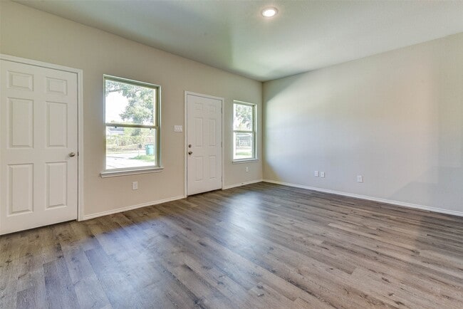 Building Photo - 407 E Avenue G