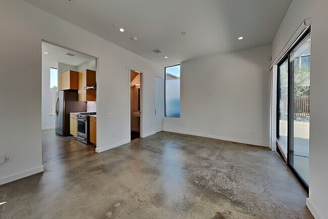 Foto del edificio - 904 Blackland Ct