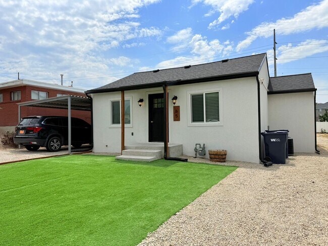 Foto del edificio - Beautifully Updated 2-Bedroom Home in Sandy!