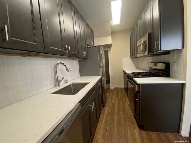 Foto del edificio - 82-57-82167 167th St