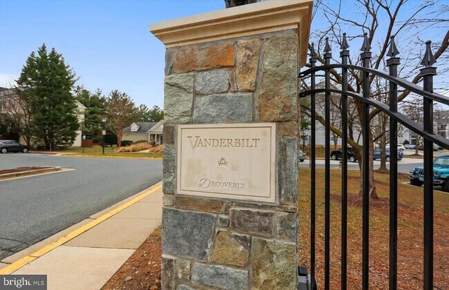 Foto del edificio - 10010 Vanderbilt Cir