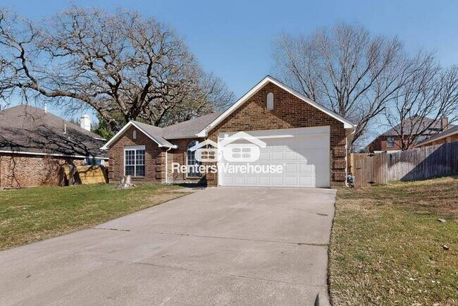Building Photo - Renovated home in NRH Ready to Be Your Home