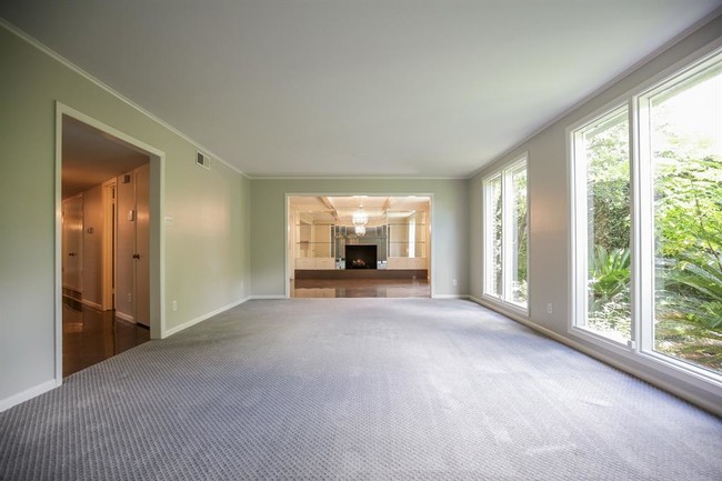 Foto del edificio - 6301 Deerwood Rd
