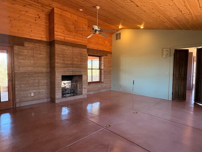 Foto del edificio - Desert Home on 3.3 Acres with Rooftop Views & Unique Rammed Earth Design