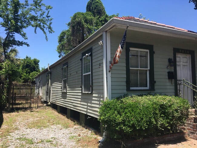 Building Photo - Garden District 2 bd 2 ba cottage