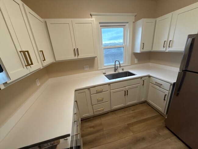 Foto del edificio - One Bedroom Duplex ( first floor)  $1160