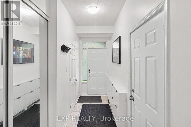 Building Photo - 46 San Remo Private