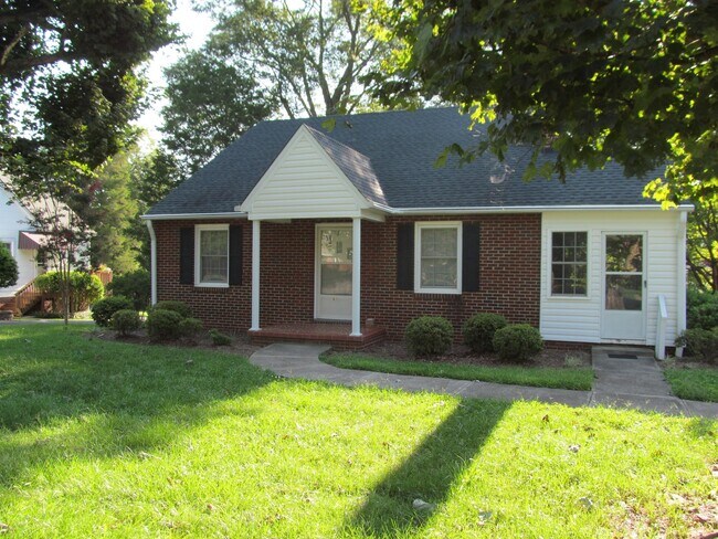 Foto del edificio - 3 bed/1 bath Off Polo Rd