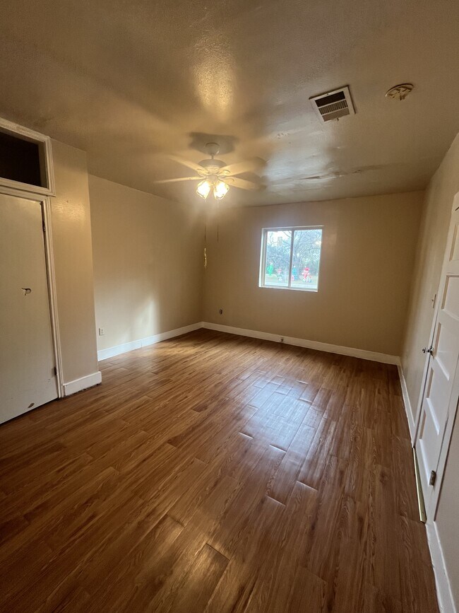 Building Photo - 1319 W San Antonio St