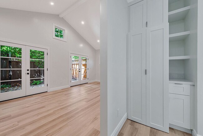 Foto del edificio - 1545 Laurel Pl