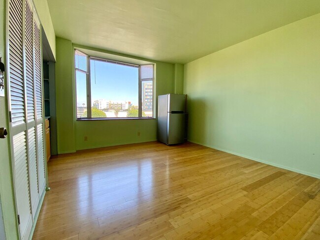 Building Photo - Spacious Studio in Historic Lafayette Buil...