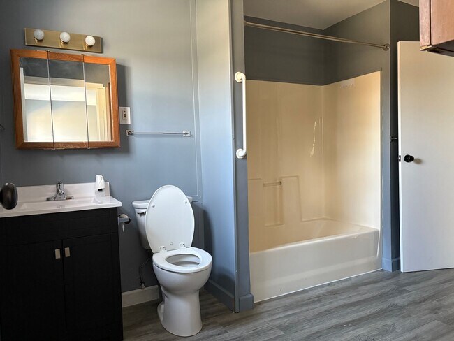 Foto del edificio - three bedroom one bath home with attached garage for rent