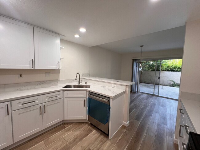 Foto del edificio - Beautifully remodeled home in desirable co...