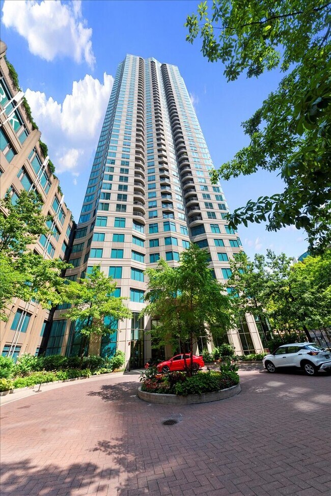 Building Photo - 400 N La Salle Dr