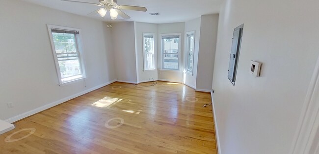 Foto del edificio - Private room in 4 bedroom Somerville Apart...