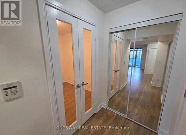 Photo du bâtiment - 330 Burnhamthorpe Rd W