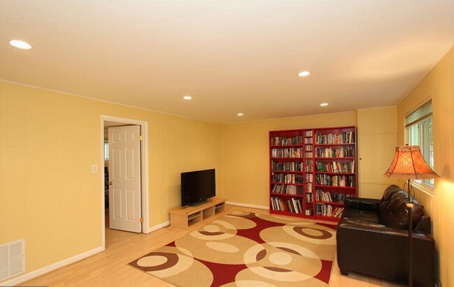 Foto del edificio - Rare Rockville Find! Upgraded 4BR/2.5BA Home with Fenced Yard – Pets Welcome!