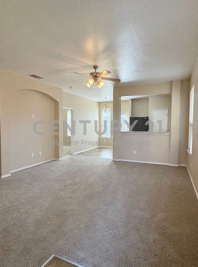 Building Photo - Adorable 2/2/1 Townhome in Falcon's Lair R...