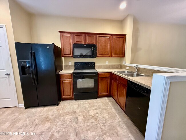 Foto del edificio - 3514 Summerlin Ln N