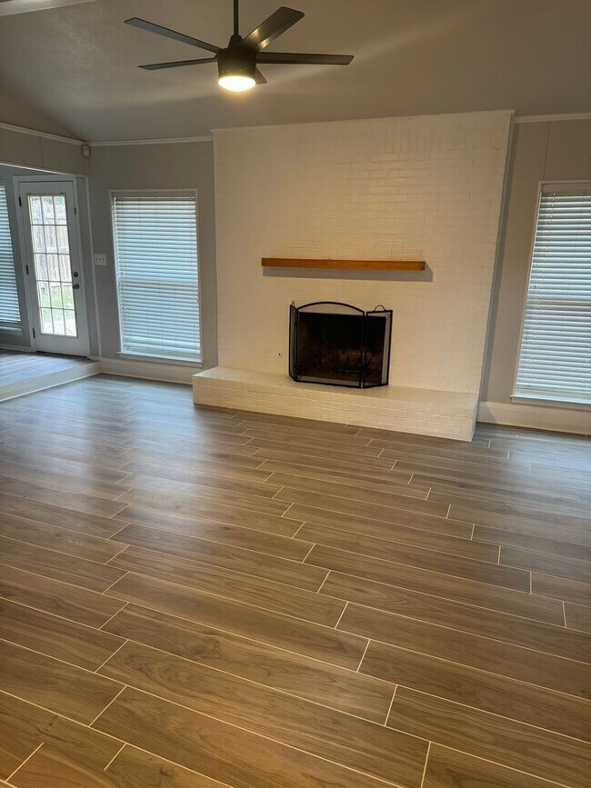 Foto del edificio - 5921 Pleasant Hill Dr