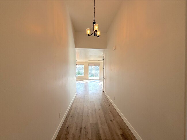 Building Photo - 3 bed, 2 bath home w/2 car garage