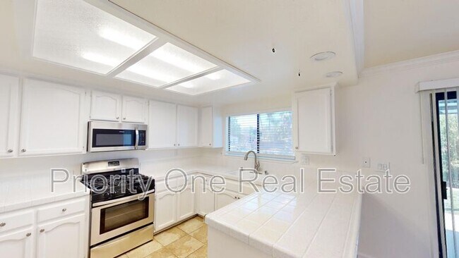 Building Photo - 13308 Lakeview Way