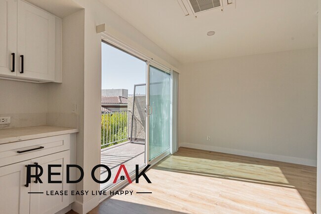 Foto del edificio - ~8 WEEKS FREE~ Bright and Spacious Three B...