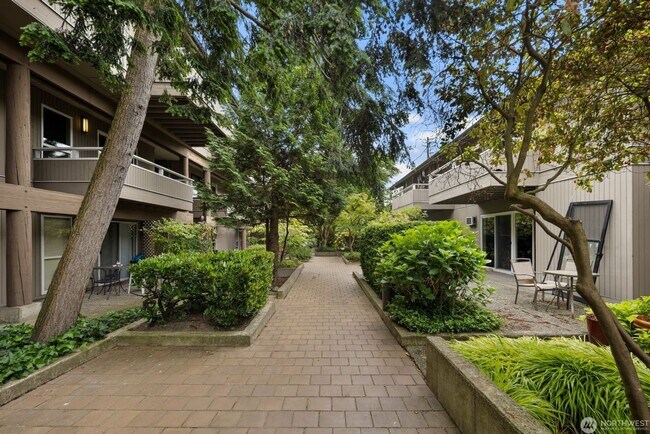 Building Photo - Bright Renovated 1 Bedroom Corner Condo in the Heart of Downtown Bellevue