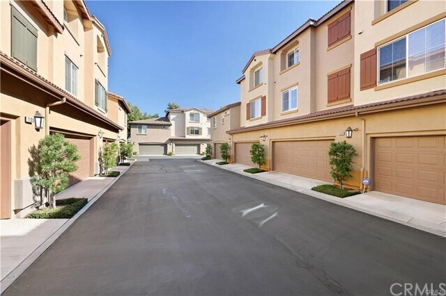 Building Photo - 17871 Shady View Dr