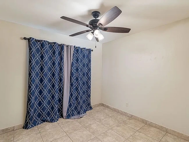 Building Photo - 838 Camelot Dr
