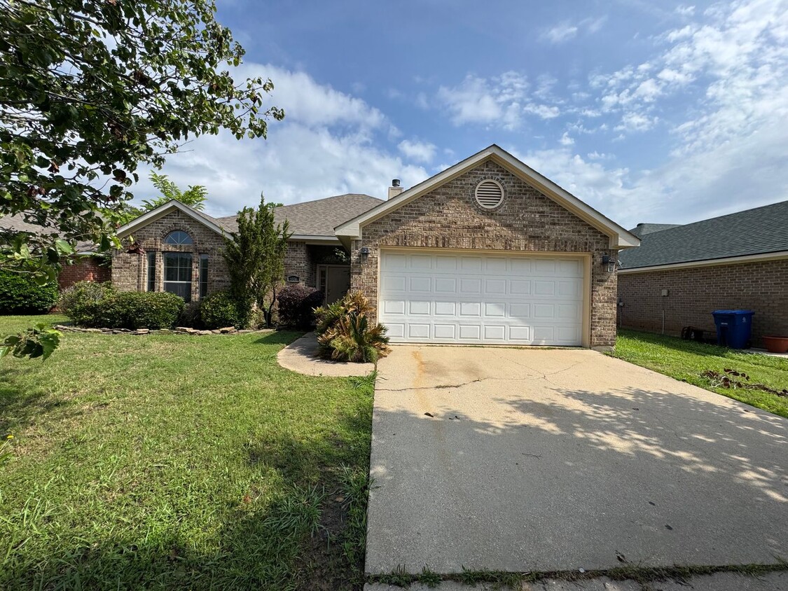 Foto principal - Gorgeous 3 Bedroom Home
