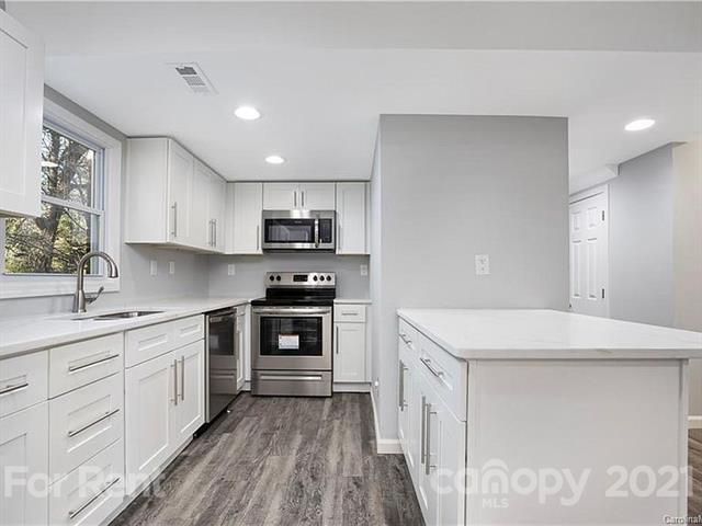 Foto del edificio - 6815 Cove Creek Dr