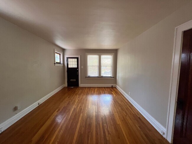 Foto del edificio - 5009-5011 Mardel Ave