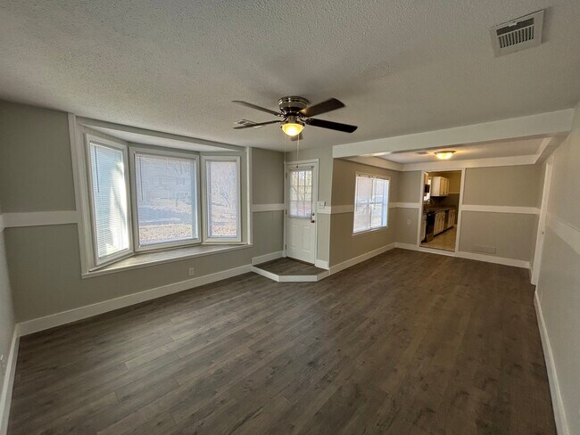 Building Photo - 600 Villard Dr