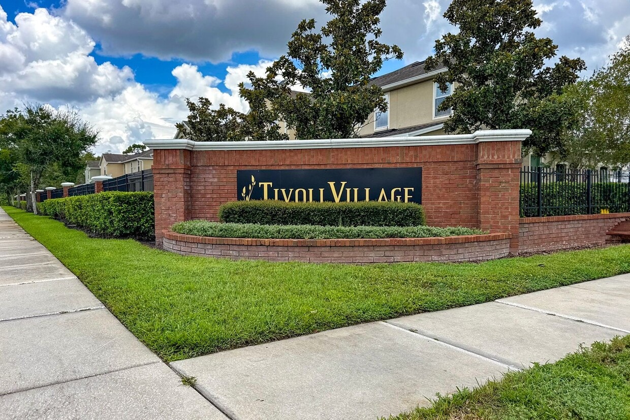 Foto principal - Town House 3 Bedroom and /2.5 Bathrooms. At Lee Vista area gated Community.