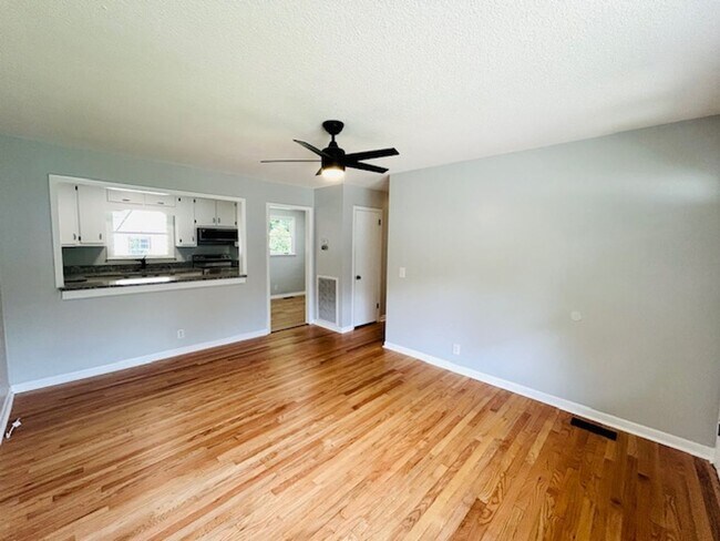 Foto del edificio - MOVE IN SPECIAL- $300 Off First Month's Rent-MOVE IN READY BRICK HOME!