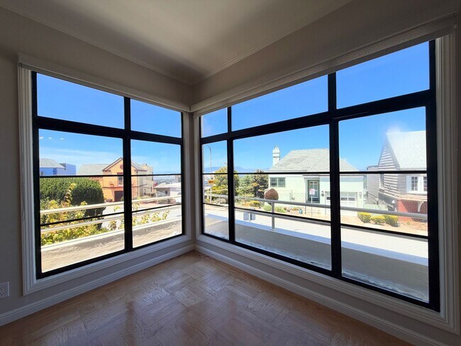 Foto del edificio - UPDATED HUGE SUNNY 2250sf 3BR+Den/1+2Half BA 2250sf Sunset/UCSF Home VIEWS AVAILABLE NOW