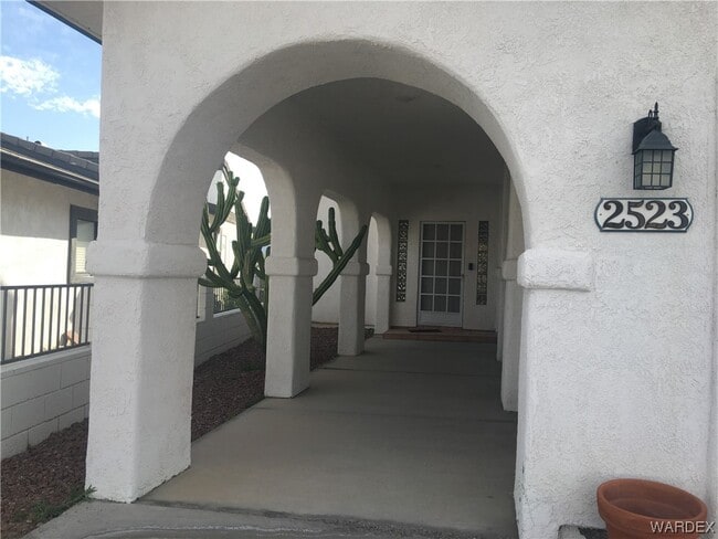 Foto del edificio - 2523 Country Club Dr