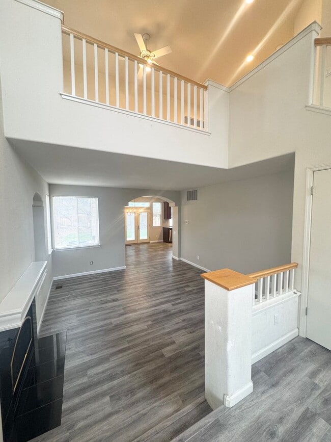 Building Photo - Charming Spacious 3 Bedroom Home