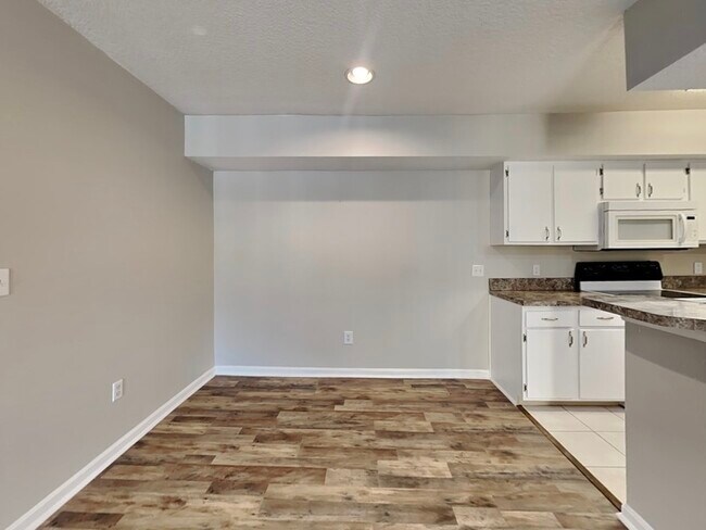 Foto del edificio - 725 Crest Pines Dr