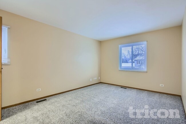 Building Photo - 1331 Fairfield Ct