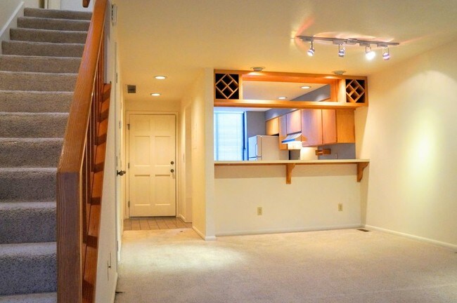 Building Photo - Beautiful Townhouse in River Run Subdivision