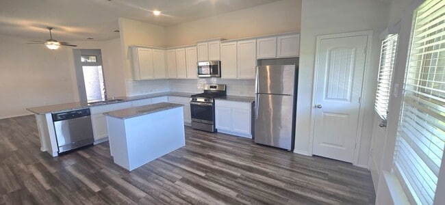 Building Photo - 1350 Acmite Ave